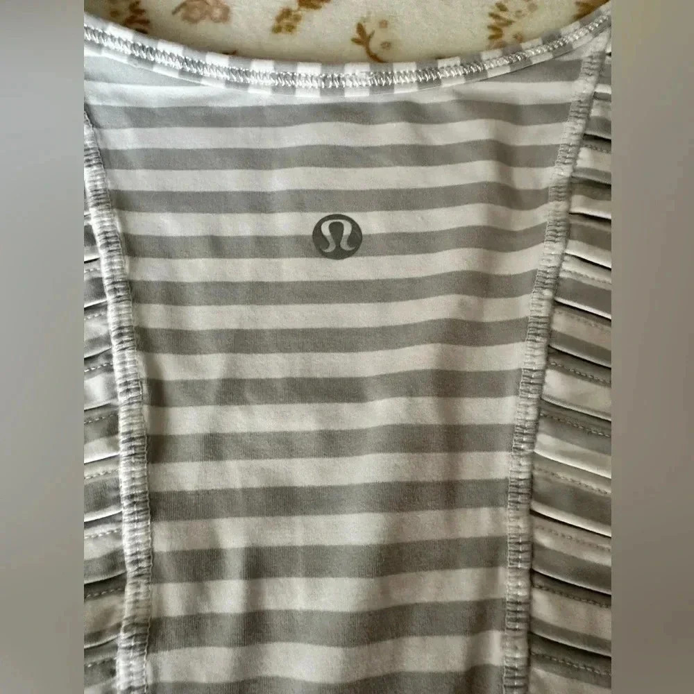Lululemon Striped athletic top sleeveless gray with white key pocket size 8 - Picture 7 of 7